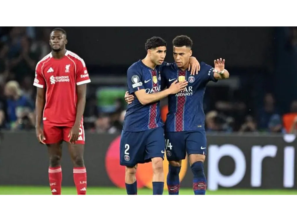 pemain PSG rayakan gol