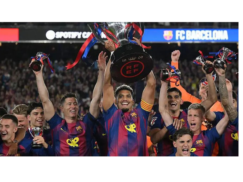 Barca angkat trofi