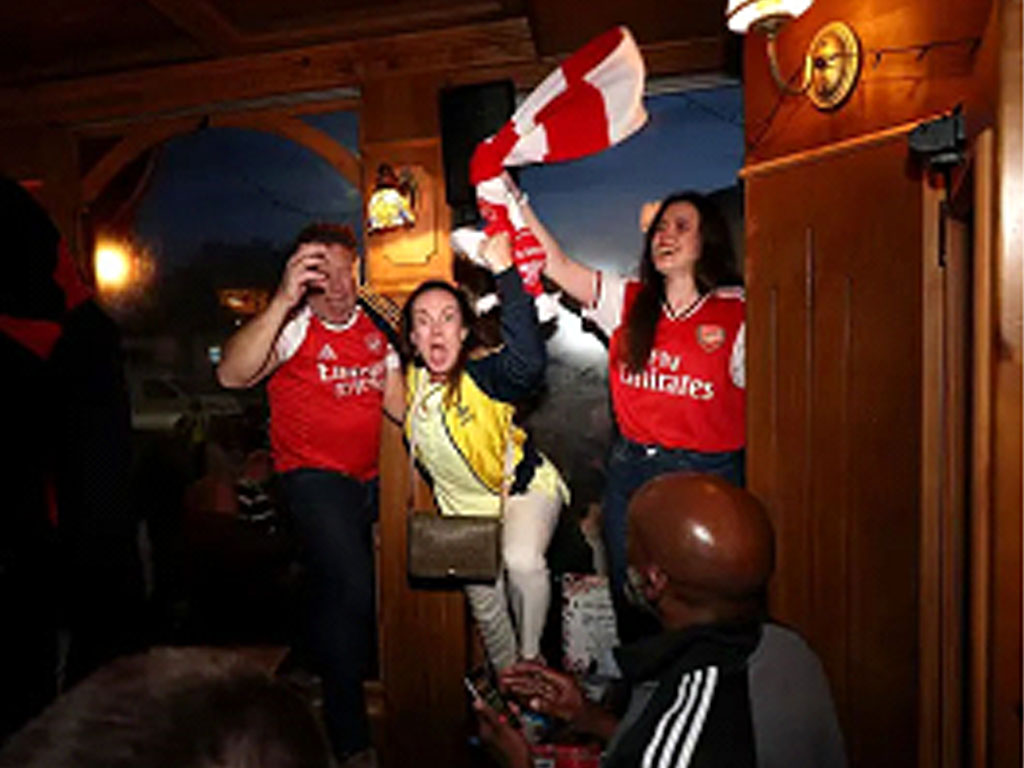 fan arsenal rayakan jadi juara