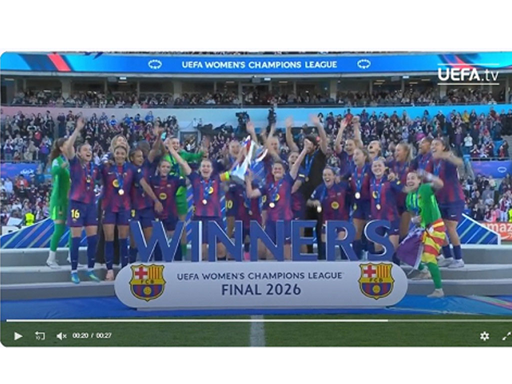 pemain barca angkat trofi