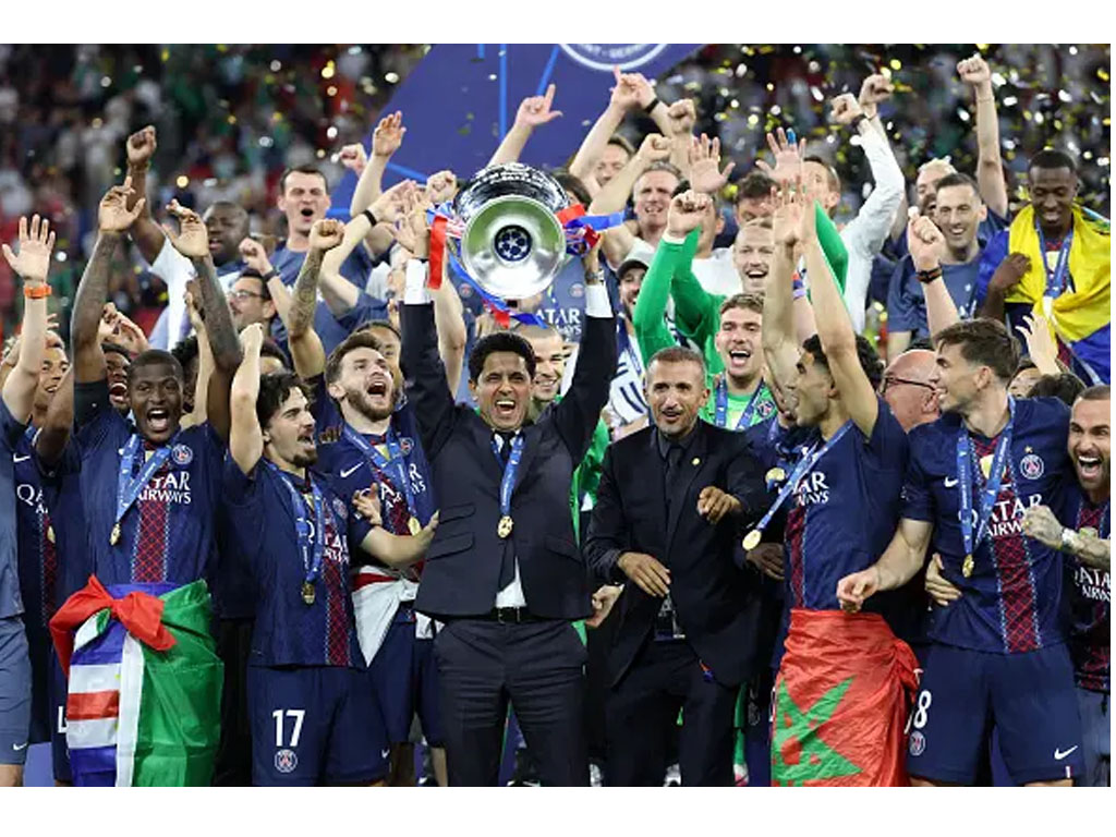 PSG angkat trofi