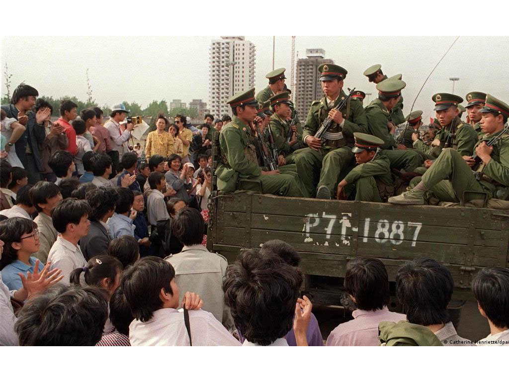 polisi China di dekat Lapangan Tiananmen