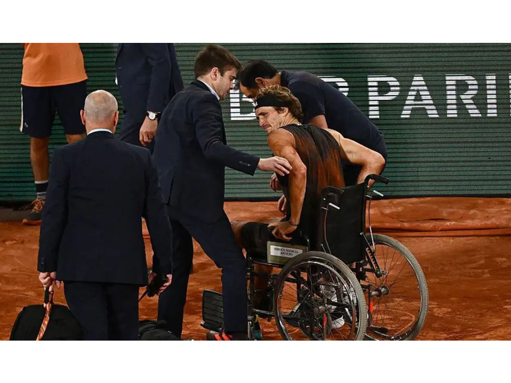 Zverev di kursi roda