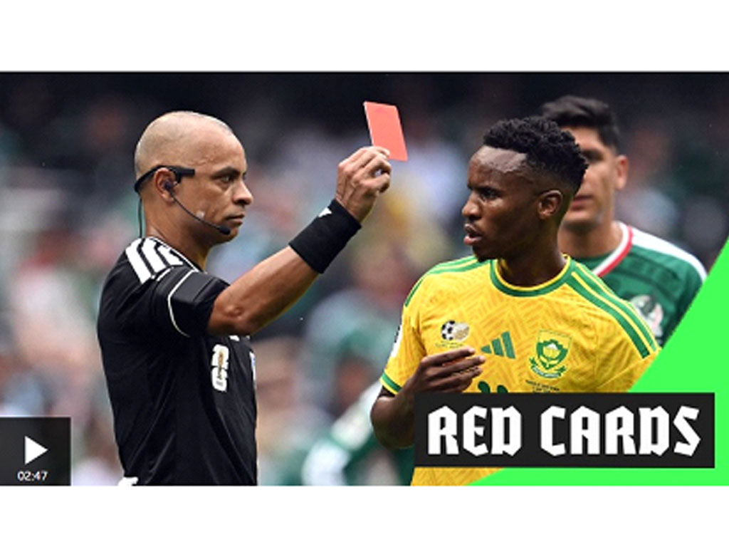 wasit kelurkan kartu merah