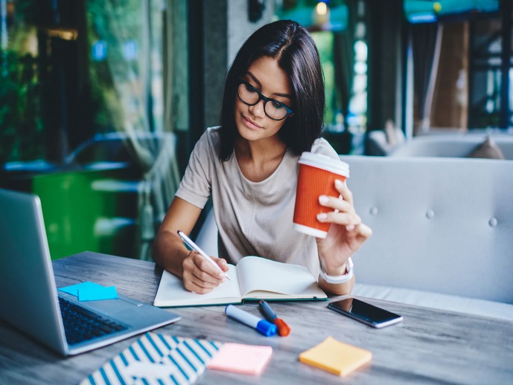 Kerja Sampingan vs Kerja Freelance