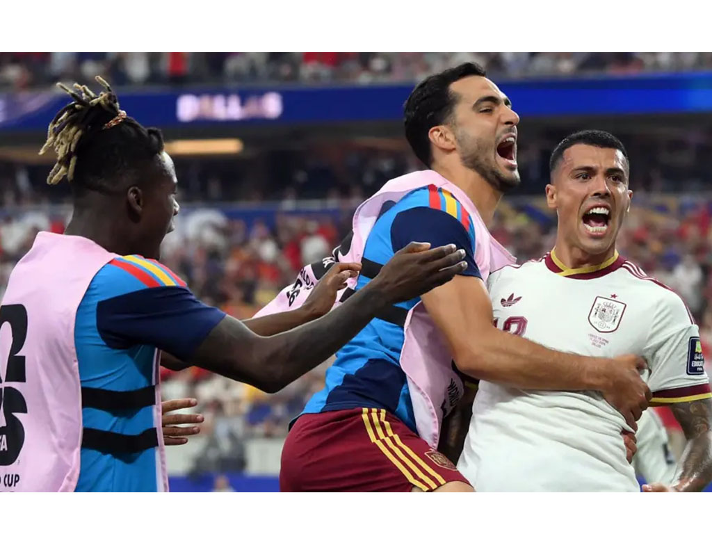 pemain spanyol rayakan kemenangan