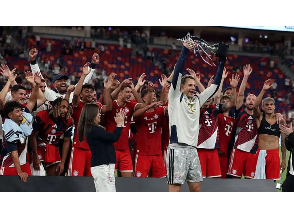 Bayern angkat trofi