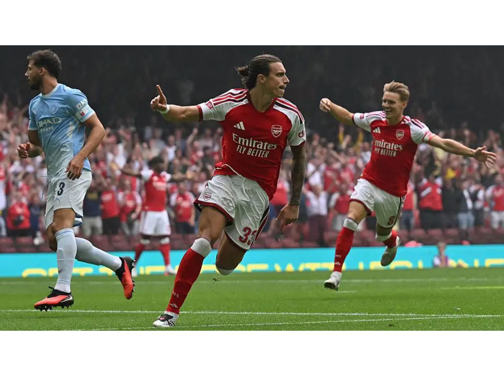 pemain Arsenal rayakan gol
