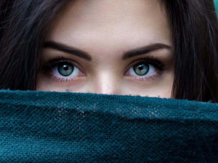Ilustrasi mata dengan softlens