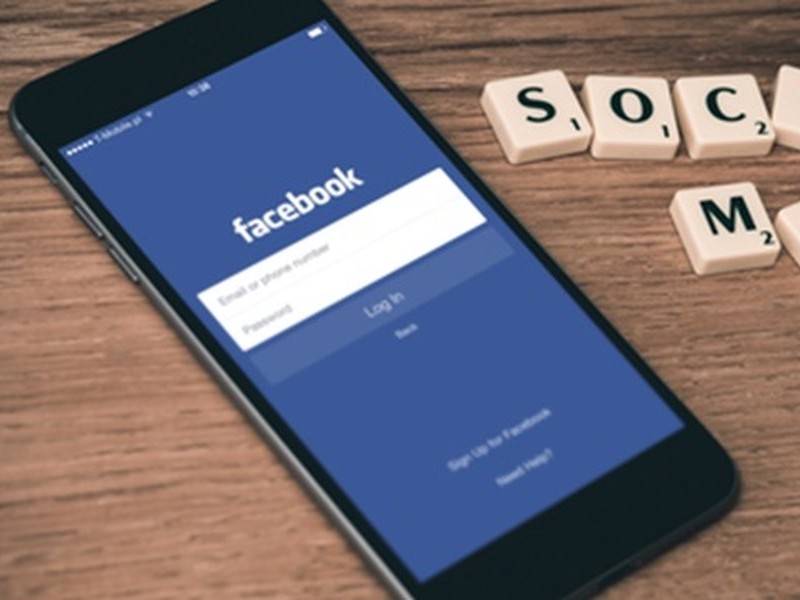 Ilustrasi pengguna yang mencoba mengakses akun Facebook