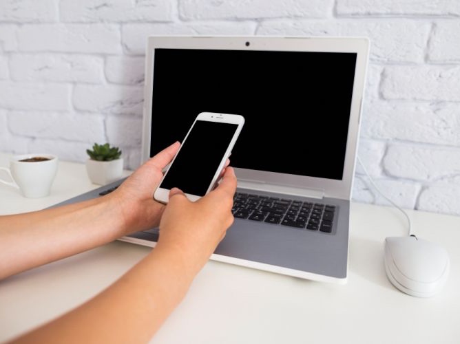Ilustrasi layar iPhone ditampilkan di Mac