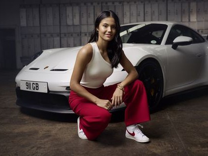 Emma Raducanu di dalam Porsche