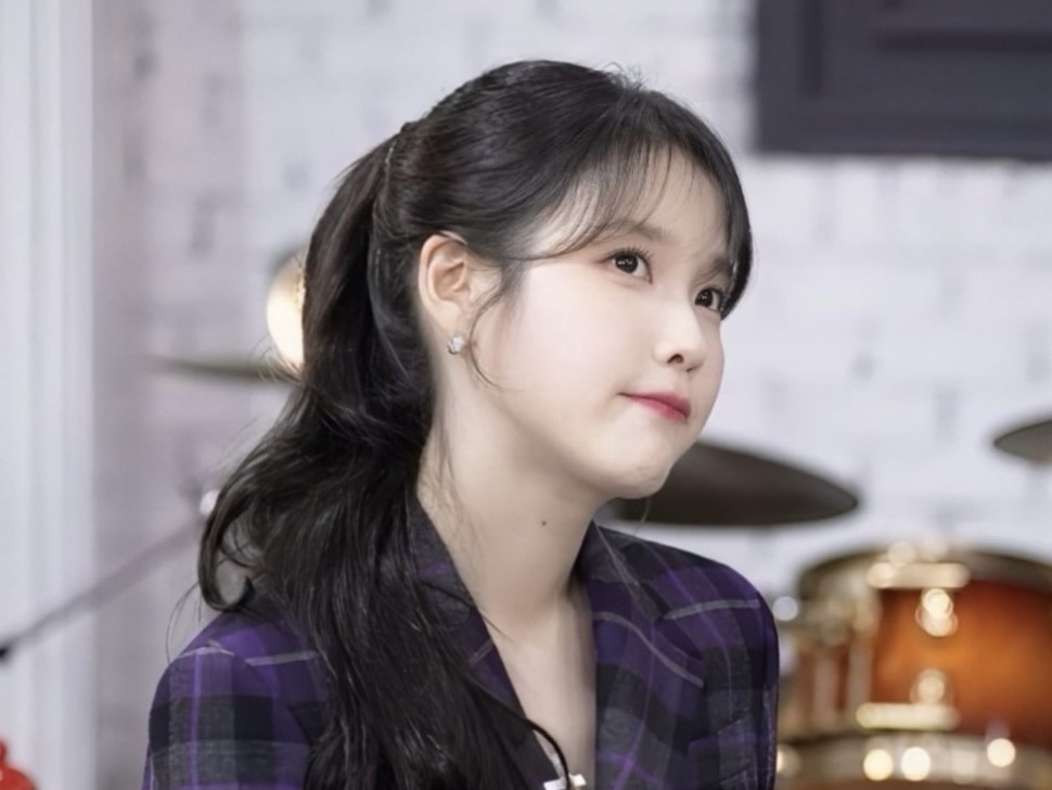 IU dan penggemarnya di unjuk rasa