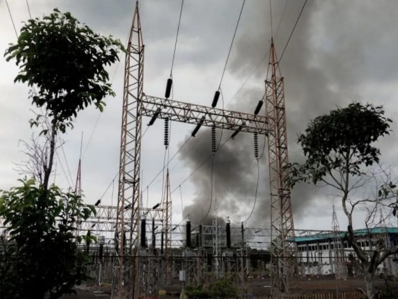 Asap hitam tebal membumbung dari tangki di Kilang Pertamina Cilacap