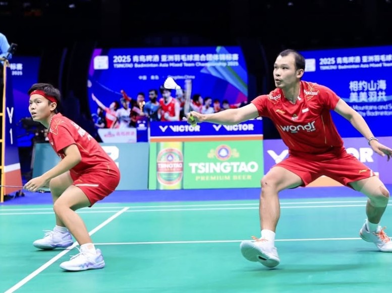 Rinov Rivaldy dan Siti Fadia Silva Ramadhanti merayakan kemenangan mereka di final Kejuaraan Beregu Campuran Asia 2025.