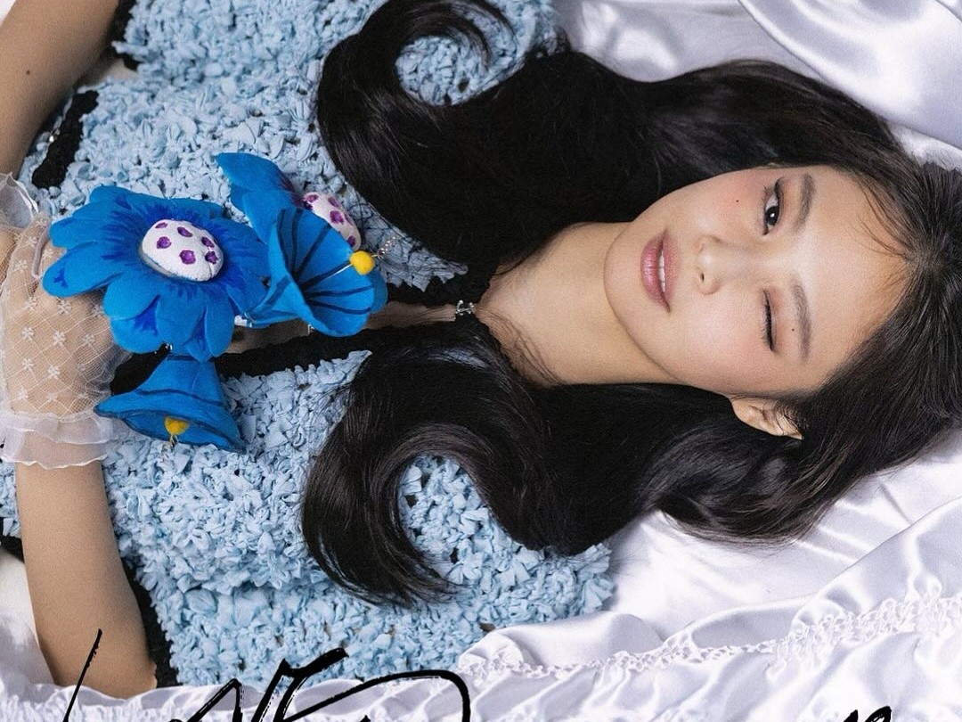 Jennie dalam video musik \'Love Hangover\'