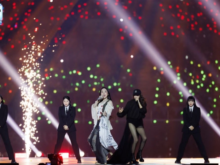 Lee Ji-ah bertransformasi menjadi wanita hip-hop di panggung Mama Awards 2024 Japan.