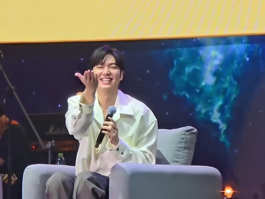 Lee Min Ho berinteraksi dengan penggemarnya di fan meeting \'Mihoverse in Jakarta\'