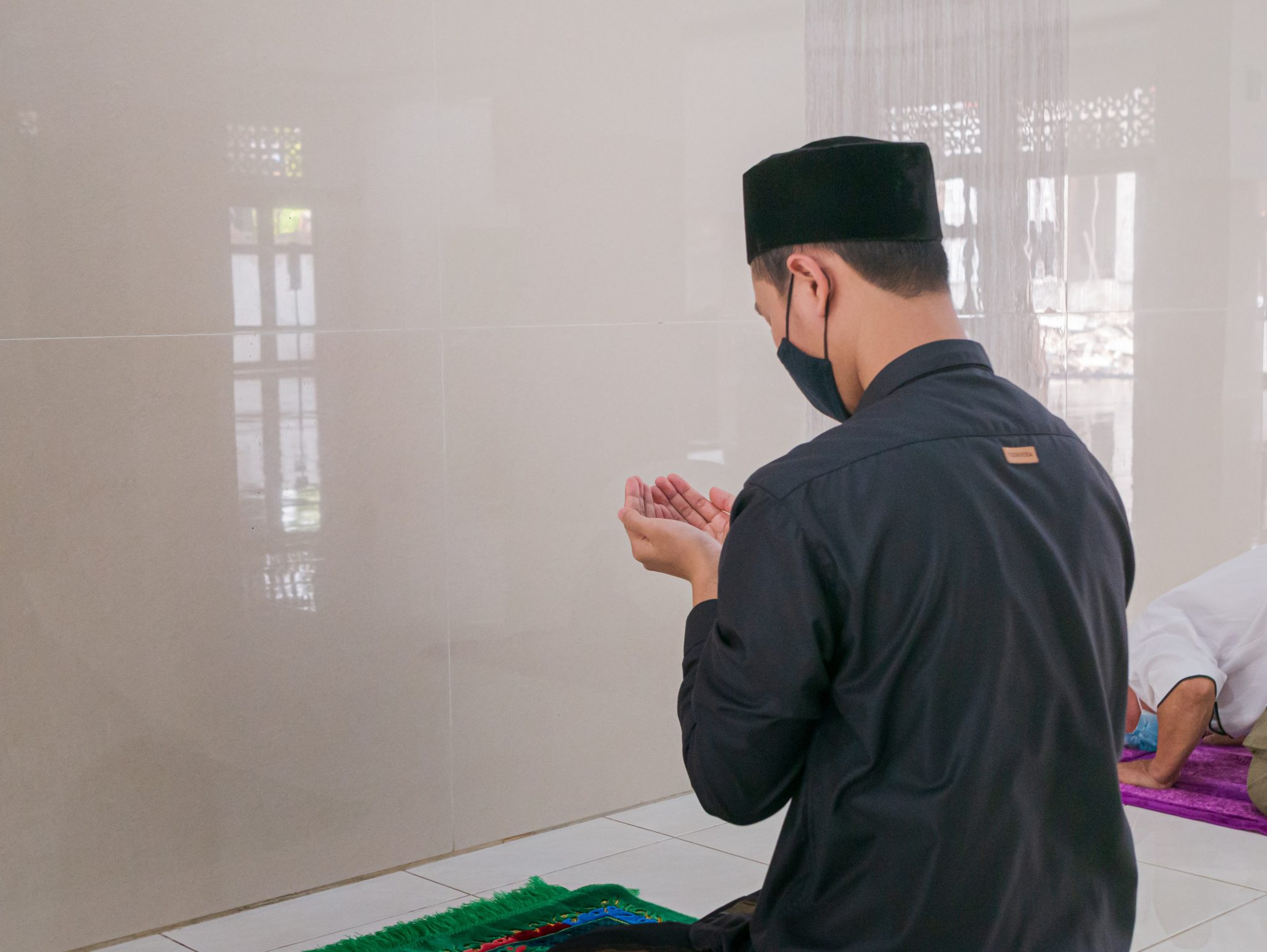 Orang berdoa saat adzan berkumandang