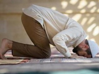 Orang berdoa setelah melaksanakan shalat dhuha