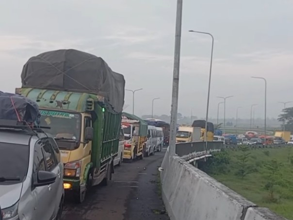Antrean kendaraan di Gerbang Tol Pejagan