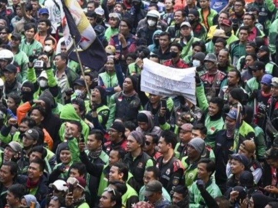Pengemudi ojol berdemo di depan Kemenaker