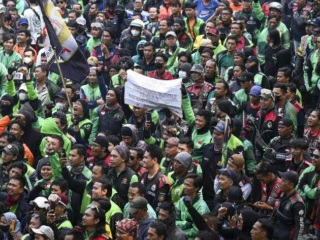Pengemudi ojol berdemo di depan Kementerian Ketenagakerjaan