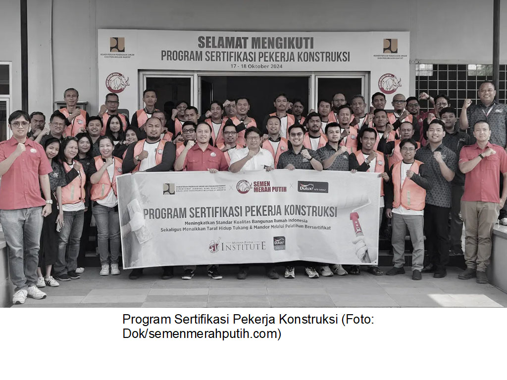 Pekerja konstruksi sedang menjalani pelatihan sertifikasi