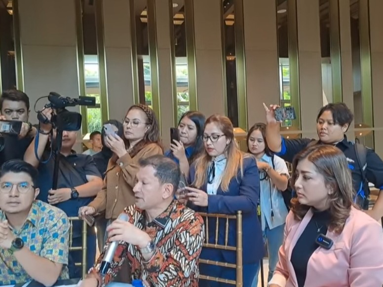 Novi meninggalkan ruangan mediasi