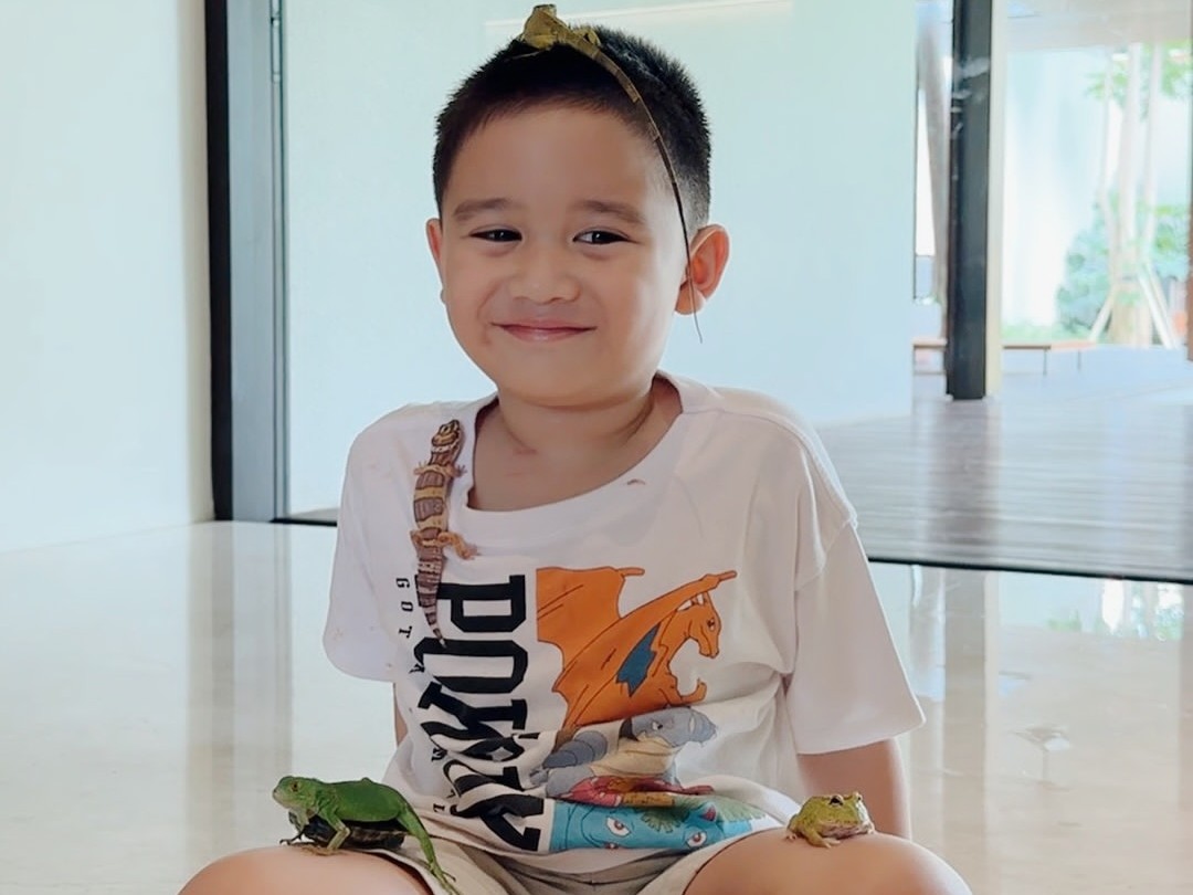 Athar bermain dengan iguana kesayangannya, Pablo.