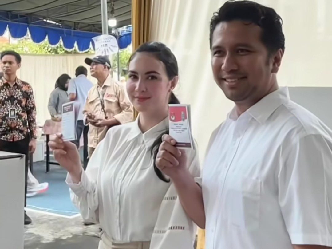 Emil Dardak dan Arumi Bachsin tampil kompak dengan baju putih di TPS 15 Margorejo.