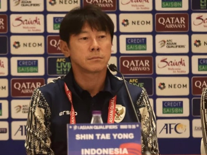 Shin Tae-yong dalam sesi latihan timnas Indonesia