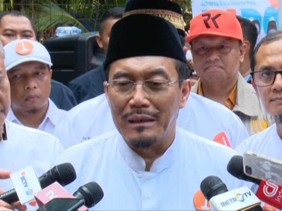 Suswono memberikan klarifikasi dalam konferensi pers