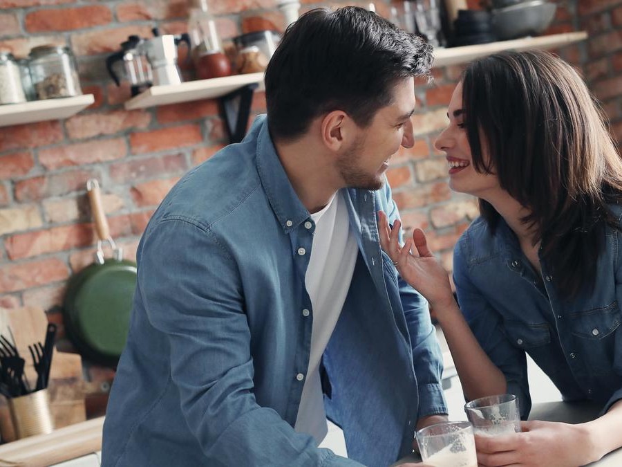 Seorang pria menunjukkan tanda-tanda cinta