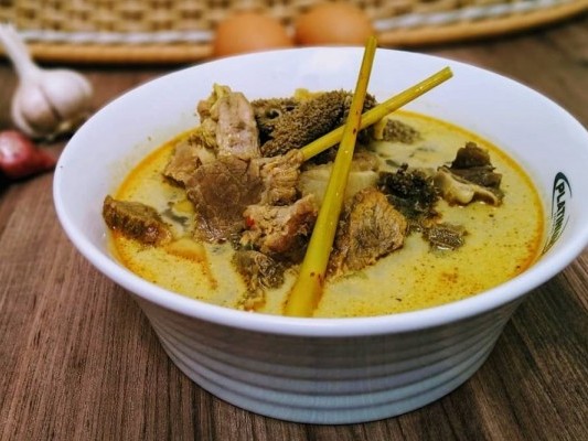 Chef Aji Prihatono memasak daging kambing