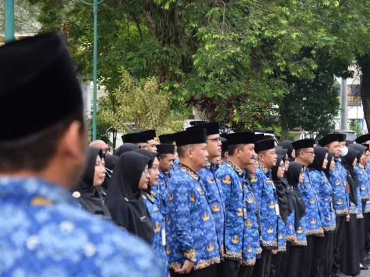 PNS menerima THR Lebaran 2025