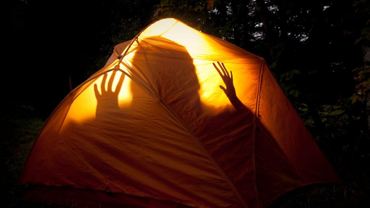 Ada yang Berjalan Mengitari Tenda