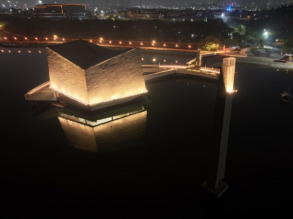 Masjid Apung An-Nur di Pantai Ancol Taman Impian Jakarta Utara