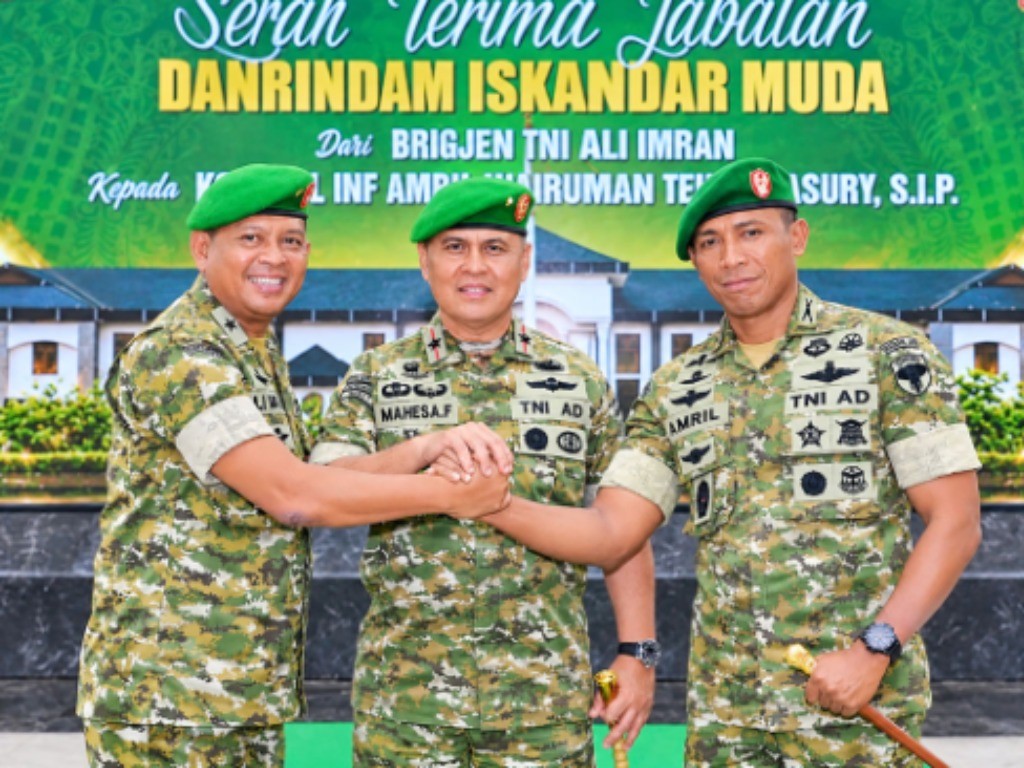 Brigjen TNI Ali Imran Serahkan Tongkat Komando Danrindam Iskandar Muda Kepada Kol Inf Amril Hairuman Tehupelasury