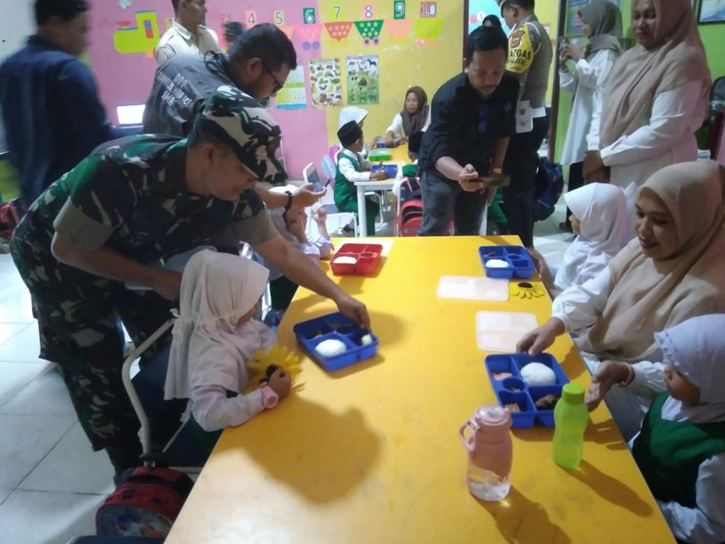 Dandim 0104 Aceh Timur Letkol Inf Tri Purwanto dan Ribuan Pelajar di Aceh Timur Antusias Terima Program Makan Bergizi Gratis