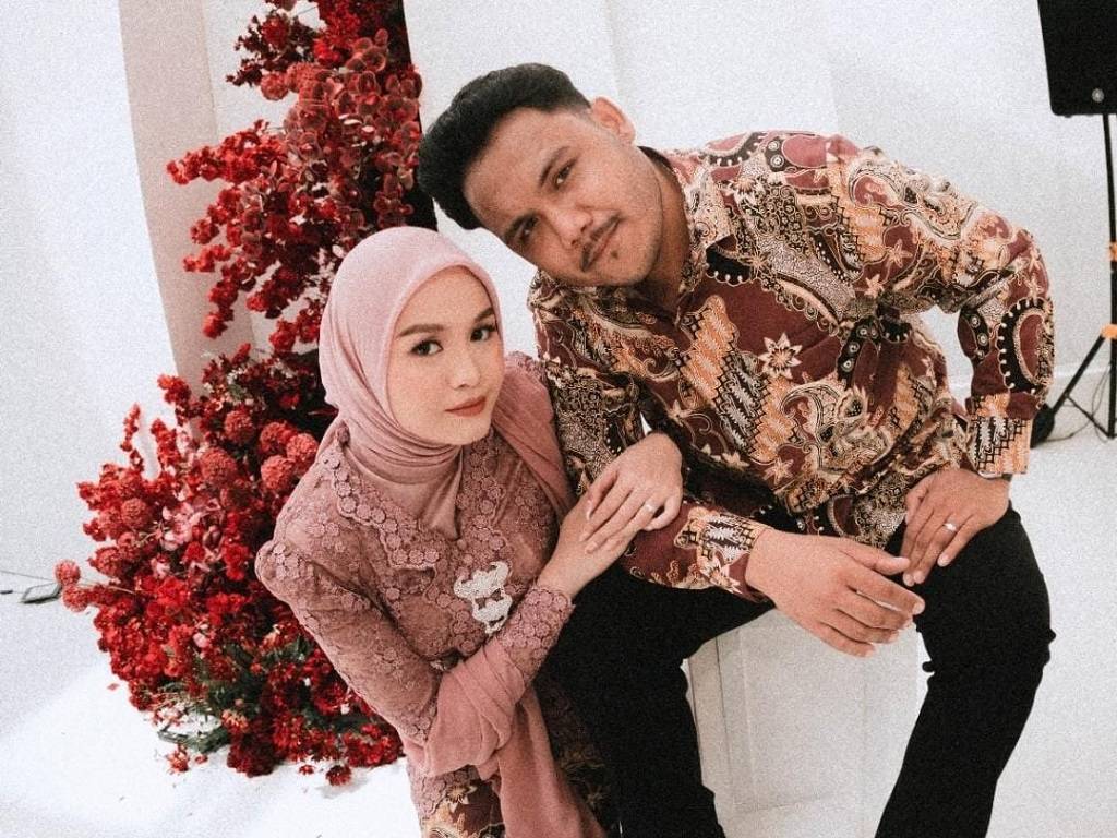 Salma Salsabil Resmi Bertunangan dengan Dimansyah Laitupa