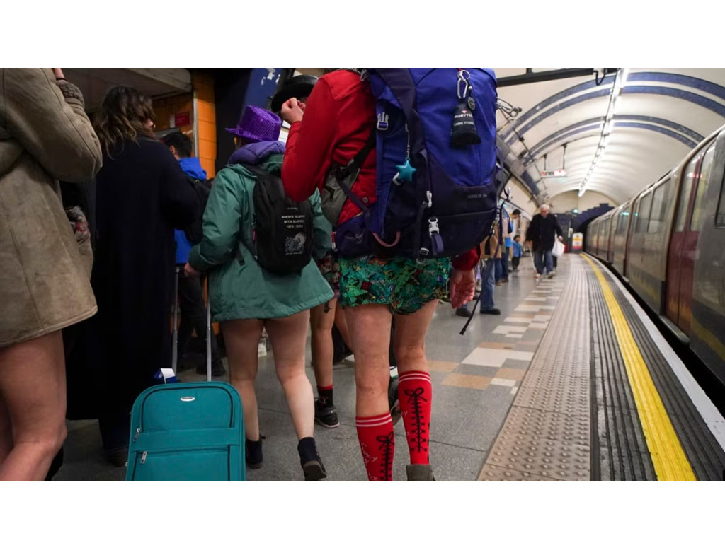 London Gelar Hari Tanpa Celana Panjang di Kereta Bawah Tanah