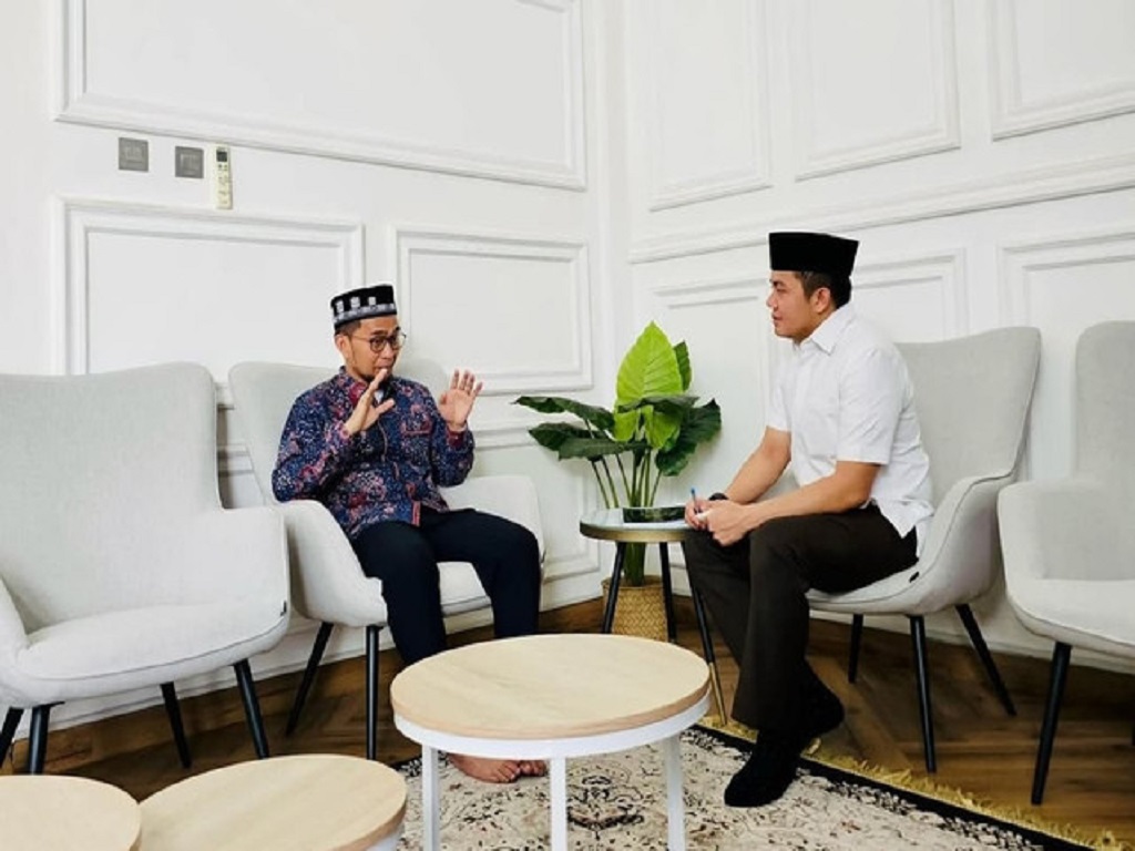 Mayor Teddy Bertemu Ustaz Adi Hidayat, Menimba Ilmu hingga Bertukar Peci