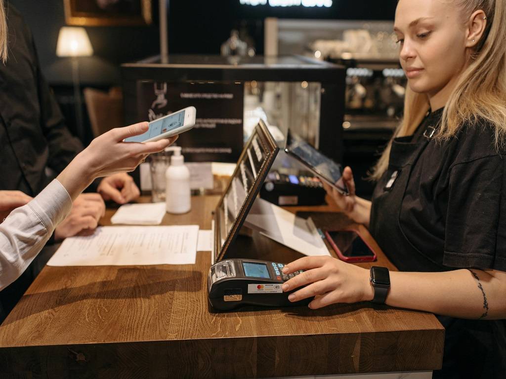 Kenapa Anak Muda Sekarang Lebih Suka Cashless?