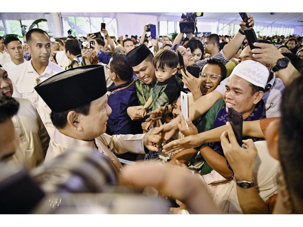 Presiden Prabowo Sambut Ribuan Warga Silaturahmi Lebaran di Istana Kepresidenan Jakarta