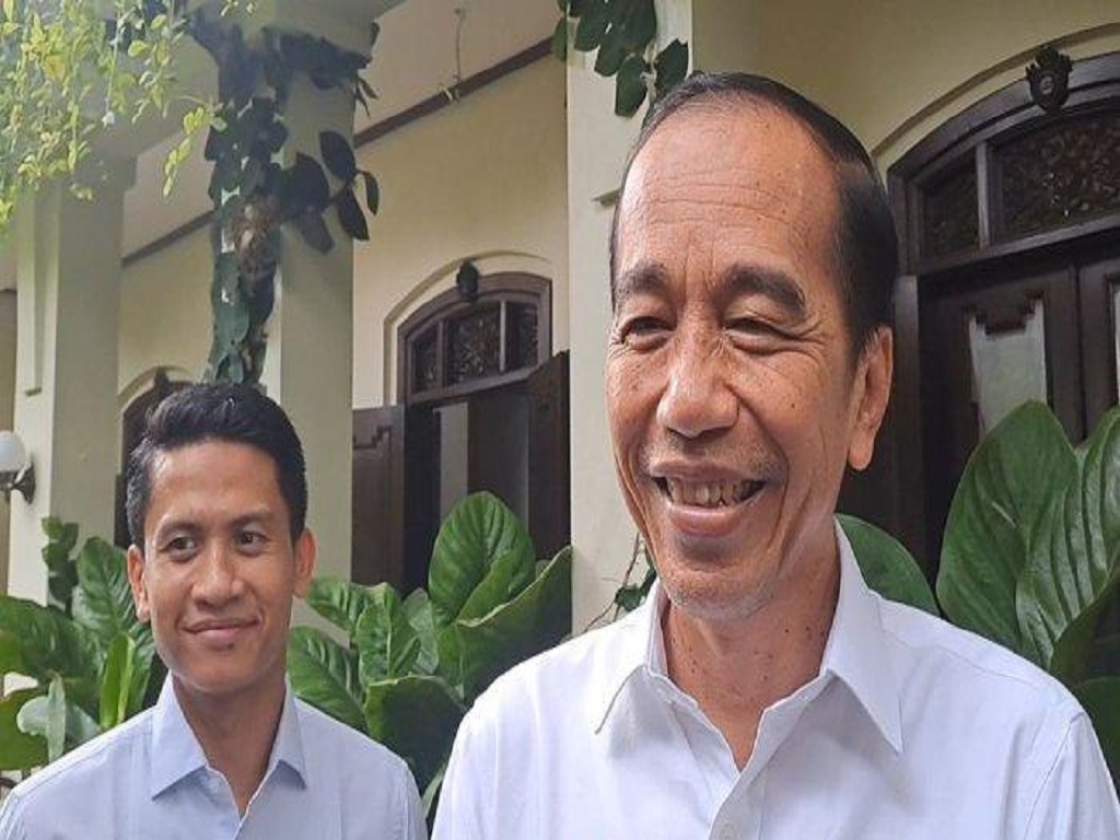 Jokowi Tunjukan Ijazah Asli S1 UGM Miliknya ke Wartawan, Tapi Dilarang untuk di Foto