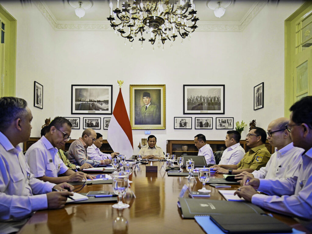 Presiden Prabowo Subianto Pimpin Rapat Terbatas Pembentukan Tanggul Laut di Pulau Jawa