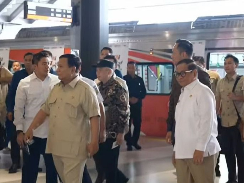 Dirut KAI Sebut Alasan Prabowo Perintahkan Tambah KRL: Penumpang Sudah Dempetan