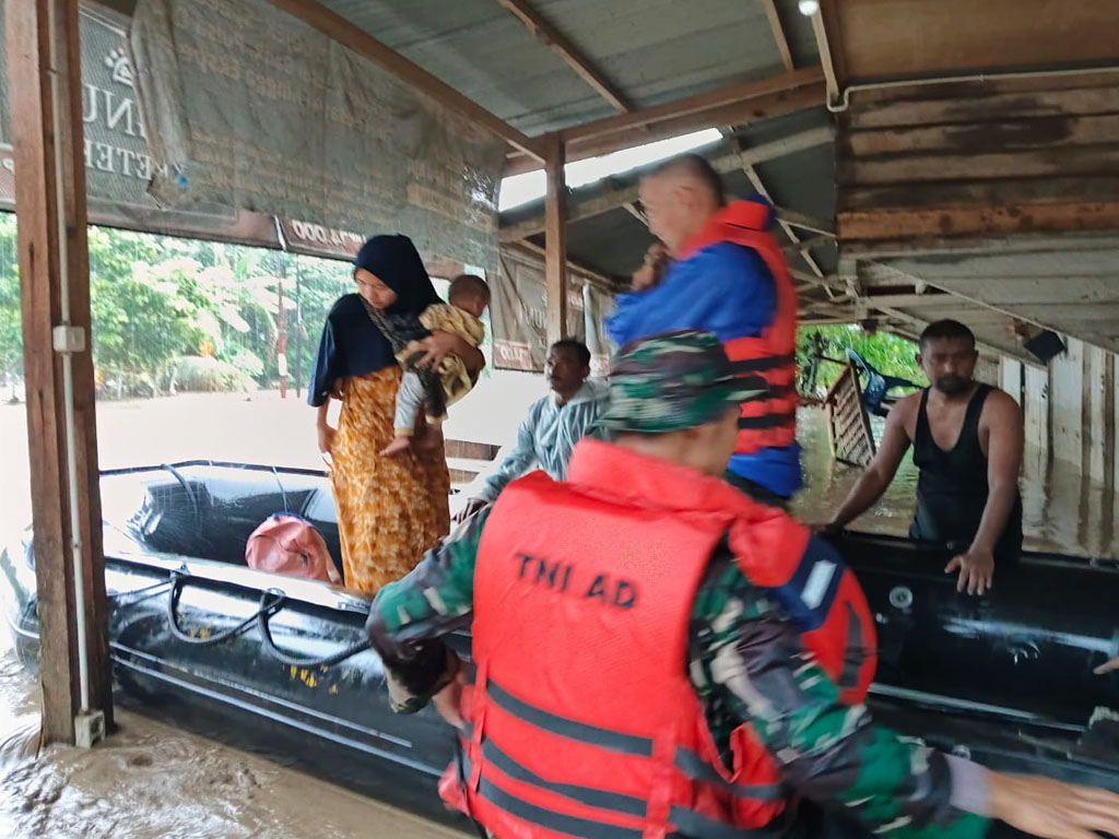 Danramil 19 Sawang Kapten Inf Syamsul Hamdani Pimpin Evakuasi Warga Terjebak Banjir di Aceh Utara