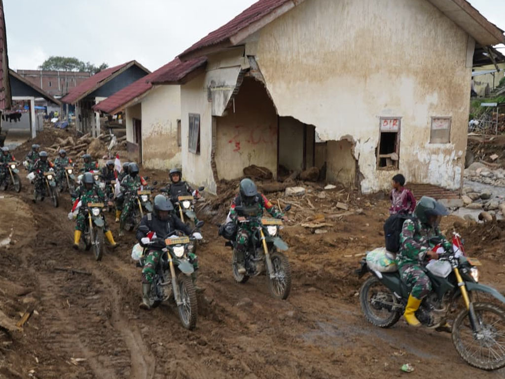 Ratusan Prajurit TNI Terobos Akses KKA Bener Meriah di Aceh untuk Antar 10 Ton Beras Bantuan Bagi Korban Banjir Bandang